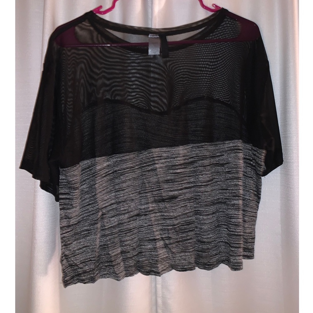 Flowy gray/black crop top